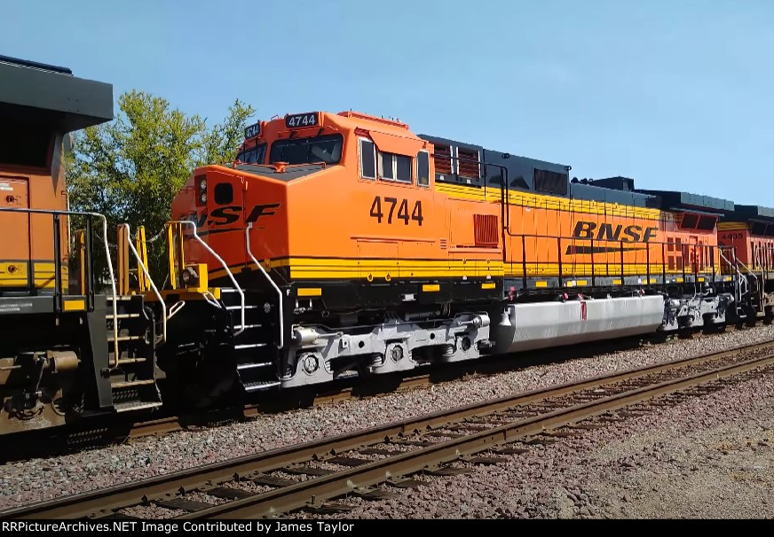 BNSF 4744